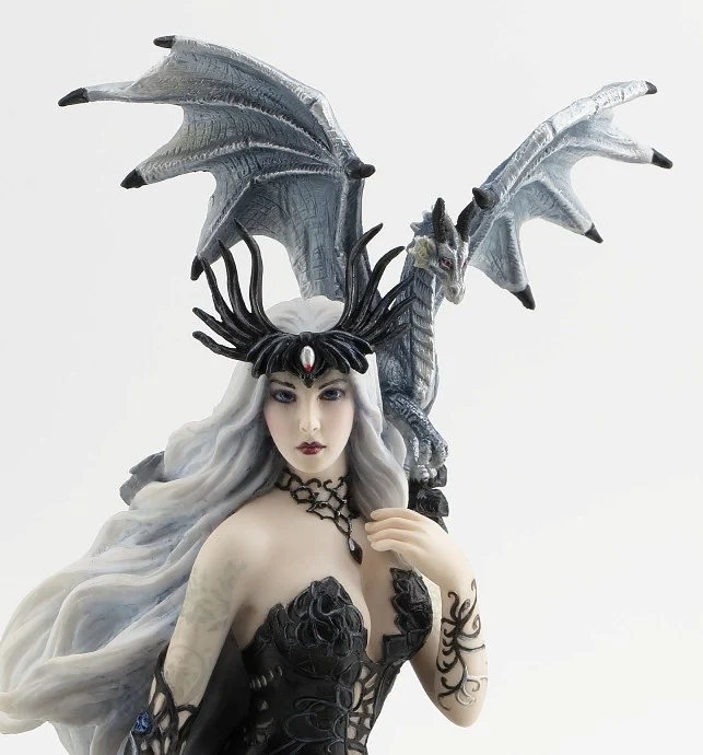 Mad Queen Figurine by Nene Thomas - Image 4